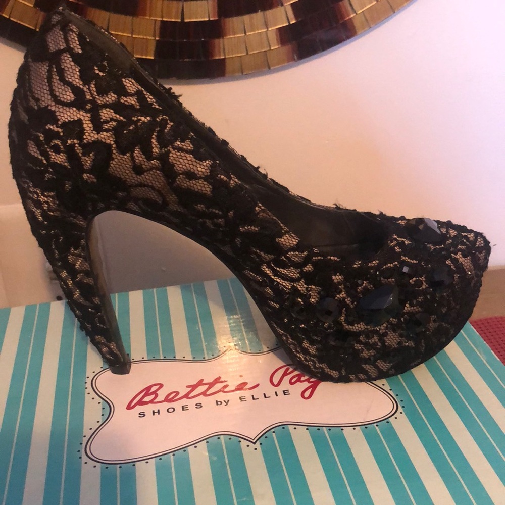 Shoe - Picture 3 of 3